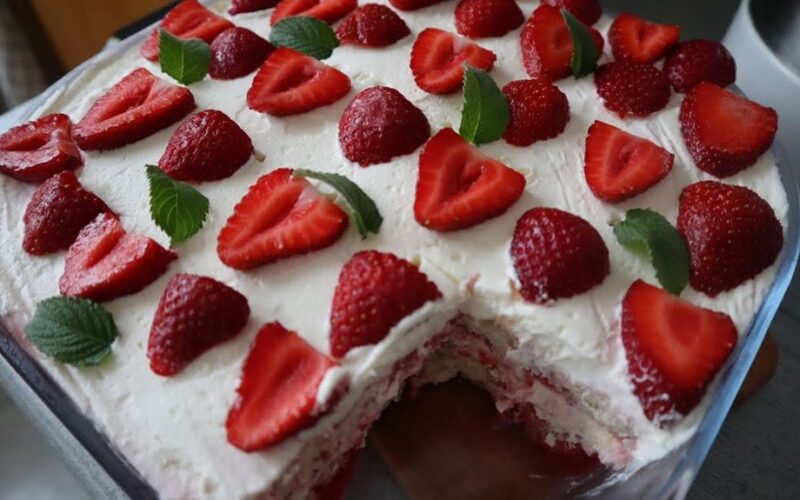 braškių vasaros tiramisu skanėstas