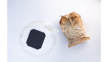 juodosios arbatos plaukų plovimas