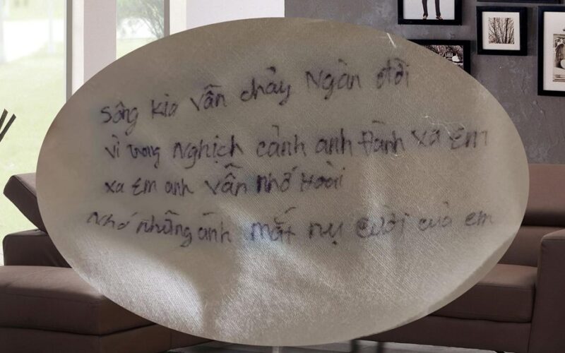 paslėpta žinutė ant sofos