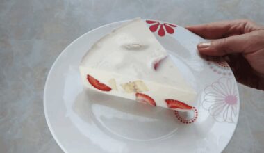 vienas varškės indelis du bananai desertas