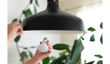 LED lempa šviečia blankiai