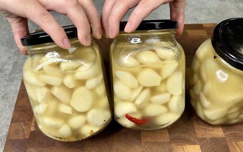 traškus aromatingas česnako marinatas