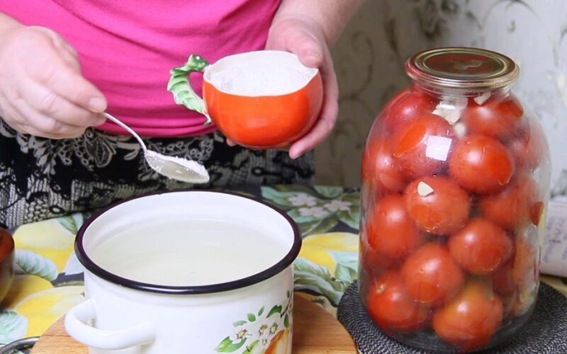 neatsispiriamas marinuotų pomidorų užkandis