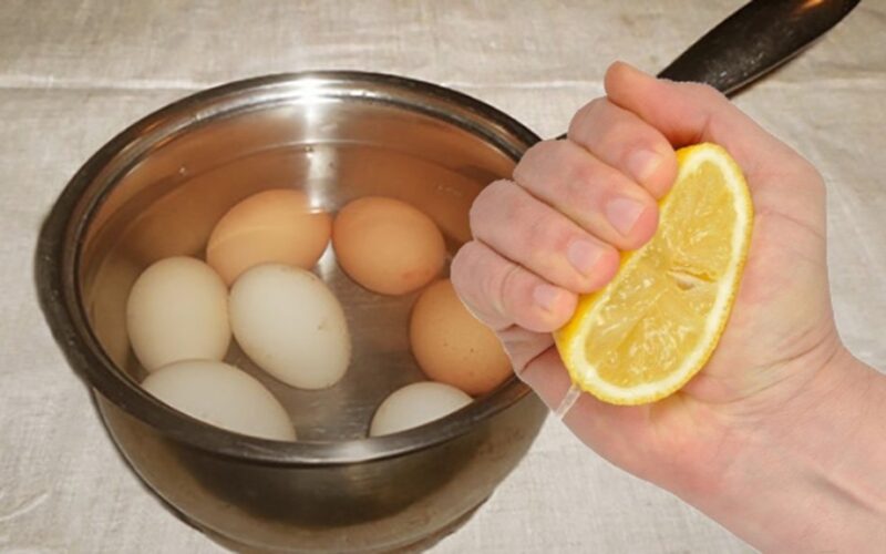 į kiaušinius įdėkite citrinos sulčių
