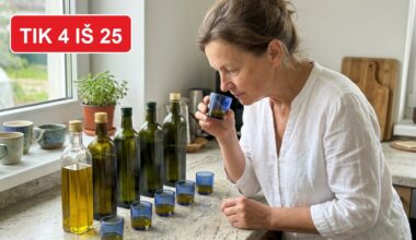 Moteris uosto alyvuogių aliejų iš mėlynos degustacinės stiklinės