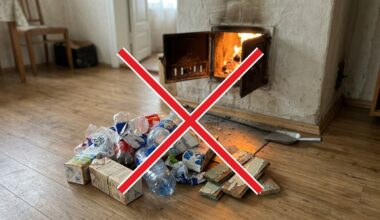 Prie atvertos krosnies sukrauti plastikiniai buteliai ir pakuotės