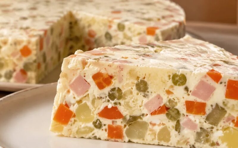 želatininis alyvuogių salotų tortas