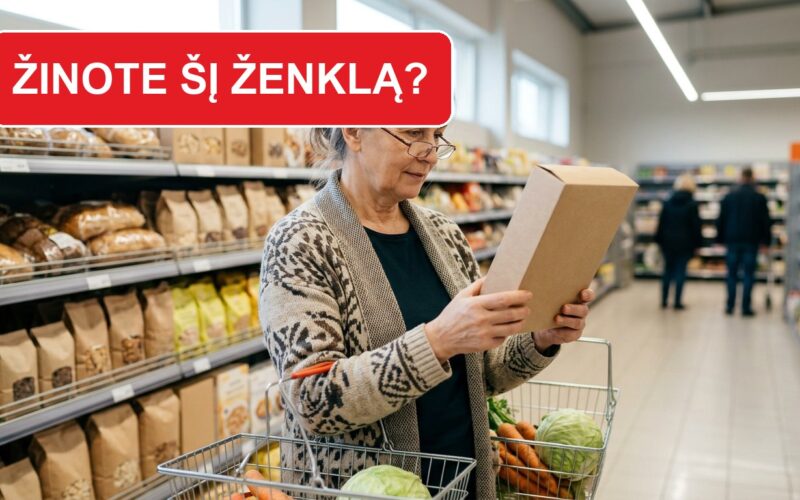 Moteris parduotuvėje atidžiai skaito pakuotės etiketę